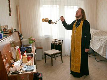священник в доме